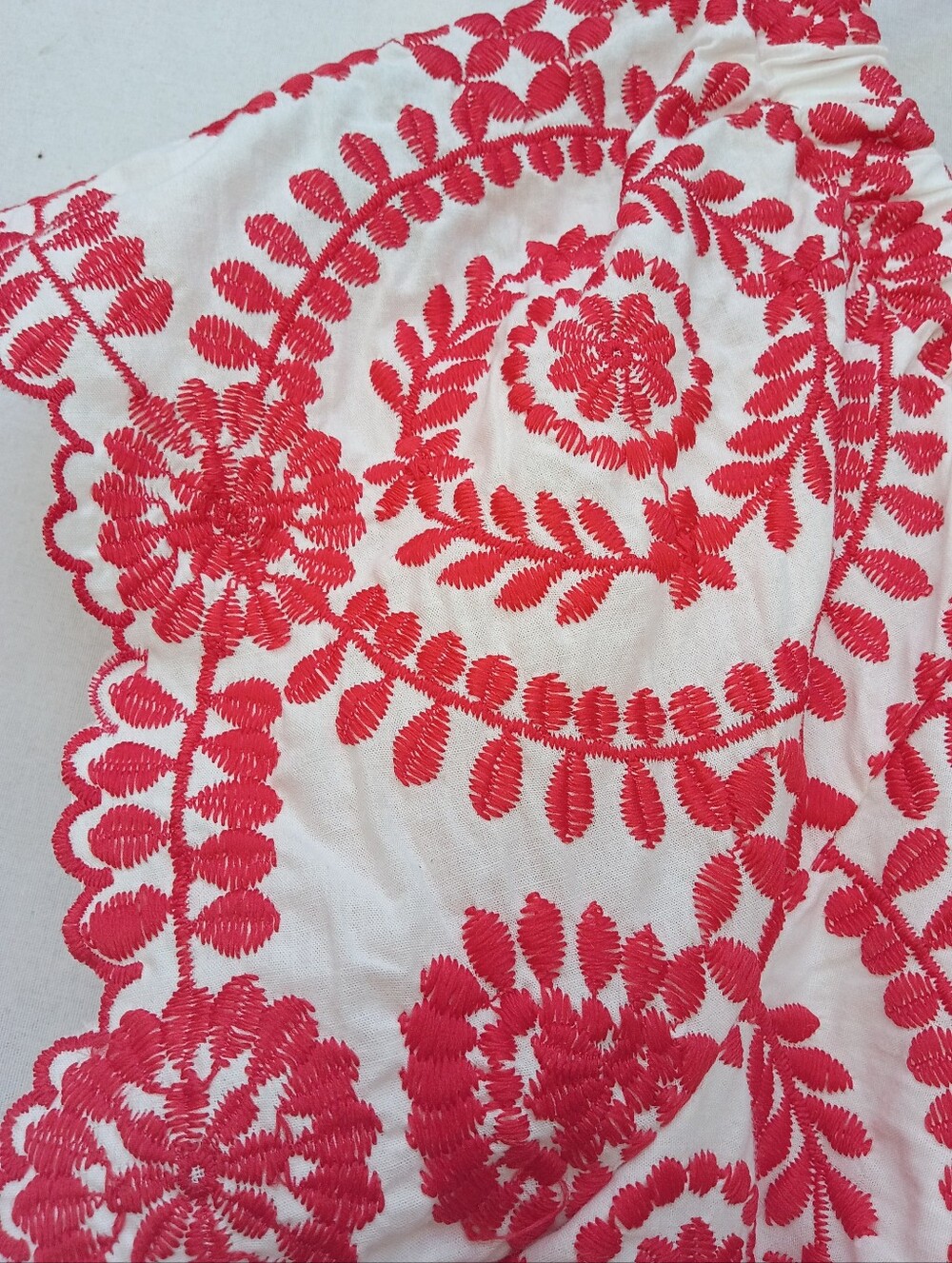 entro White Mini Dress with Red Embroidered Floral Pattern And Scalloped Hem - Picture 4 of 7